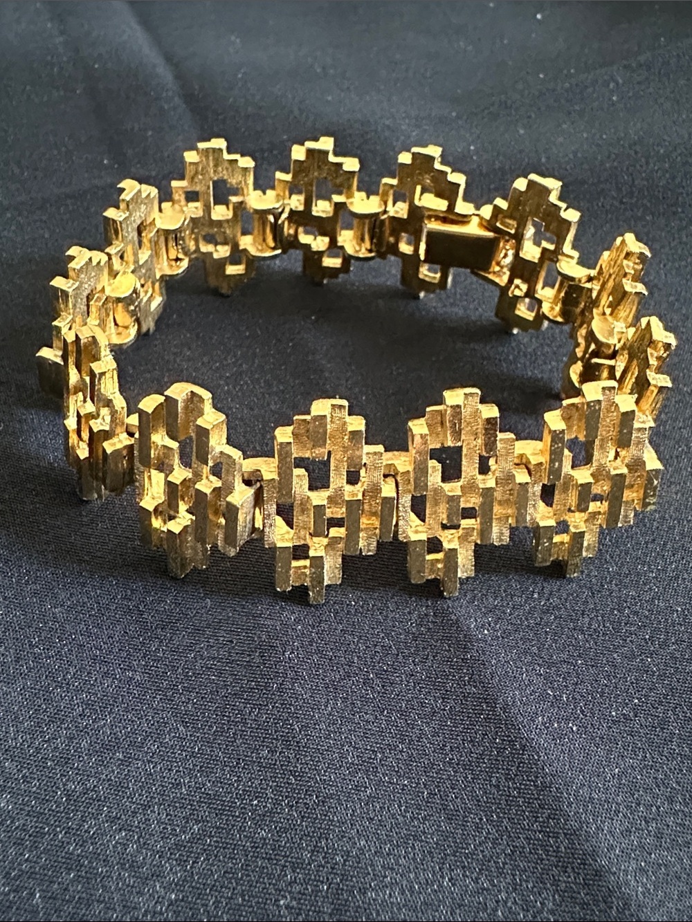 Vintage brutalist style EUC goldtone bracelet. Textured & polished links